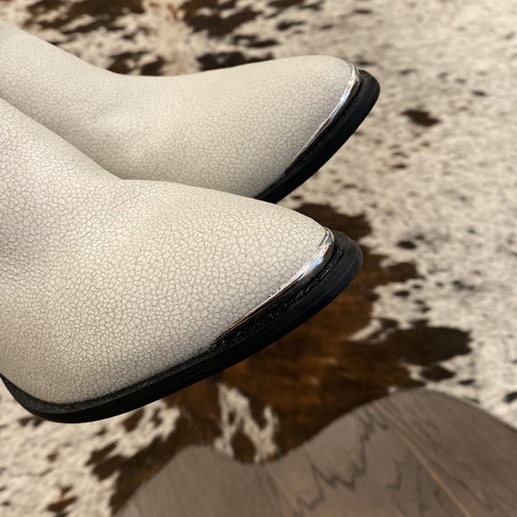 DV by Dolce Vita Nautry Silver Tip Mules in White 7.5 - Picture 3 of 7